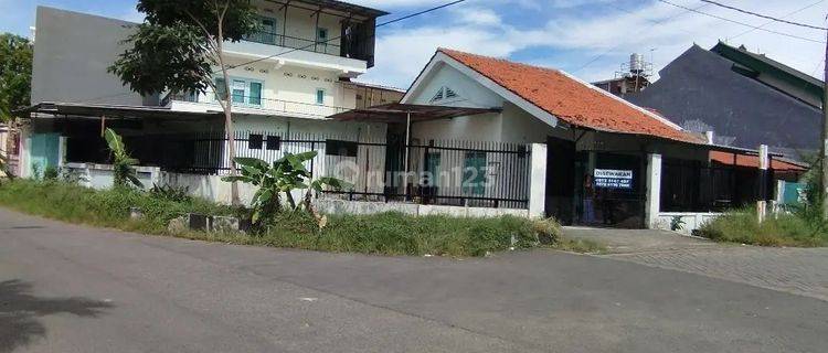 Rumah usaha siap huni, 3 lantai, lokasi pusat kota, di Jemur Andayani 1