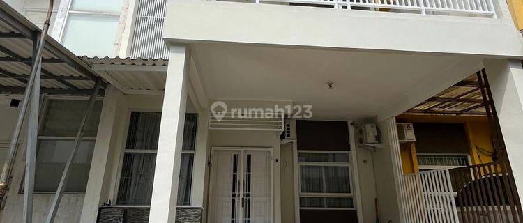 Dijual Rumah Dekat Jalan Tol, Semi Furnished, di Mahogany Grove 1