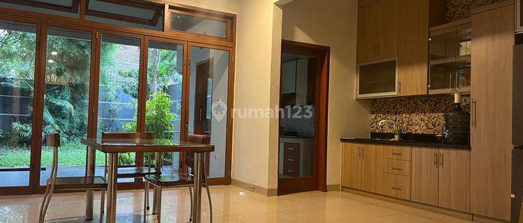 Rumah 2 Lantai Bagus Semi Furnished SHM di Istana Regensi 2 1