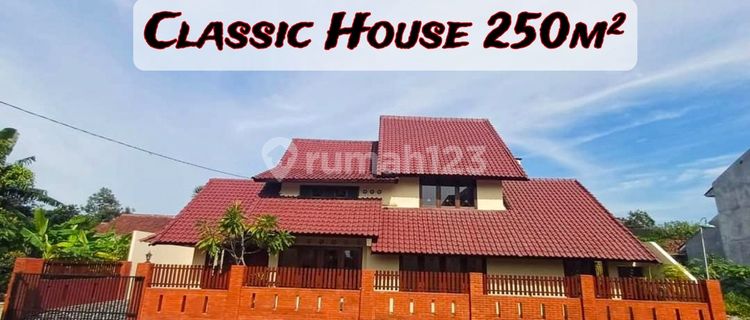 Classic House with Extensive Land Near Maguwo Stadium 1