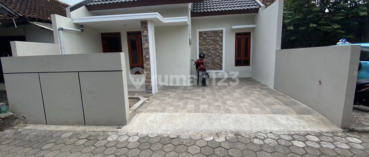 The Right Choice for Young Families! Minimalist &amp; Comfortable Home in Banguntapan Bantul 1