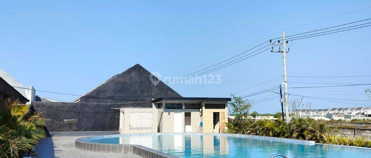 Dijual Rumah Dengan Fasilitas Lapangan Badminton 1