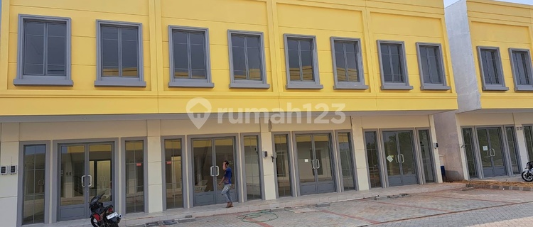 Rent a Shop House in Maggiore Grande Gading Serpong. The Living Area is Already Bustling. 1