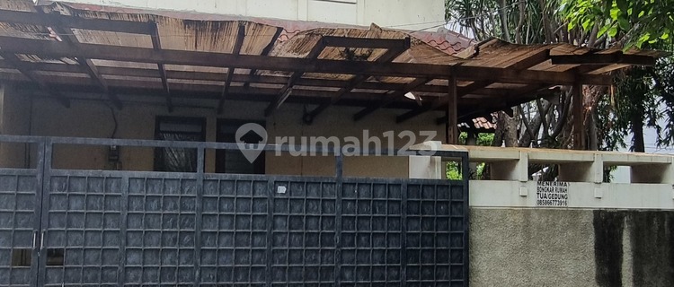 Hook House for Sale in Kedoya, West Jakarta 1