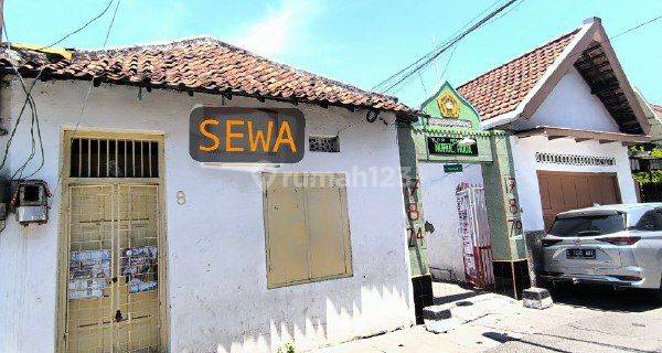 Rumah Dekat Sma Frateran, Dprd, Tugu Pahlawan, Kantor Pos 1