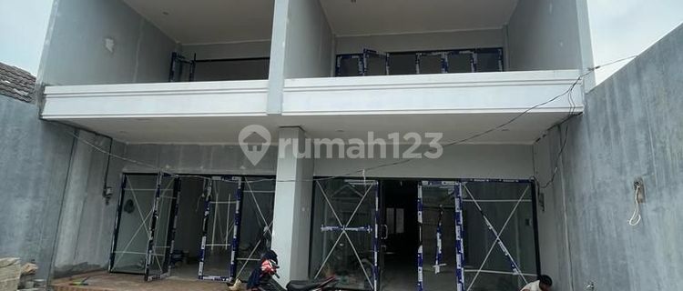 3-story shophouse by the main road, ideal for business in Griyaloka 1