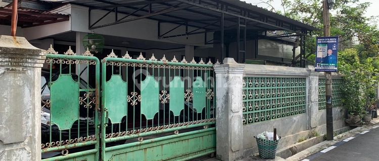 A HOUSE WITH A STURDY BUILDING IN CEMANI SOLO 1