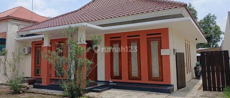 RUMAH DENGAN HALAMAN LUAS DI TENGAH KOTA SOLO 1