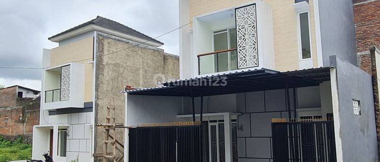 Rumah 2 lantai dekat pusat alun alun kota batu 1