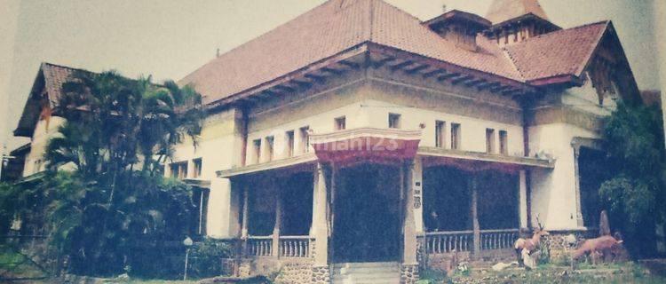 Rumah lama satu lantai di Jl Soekarno Hatta  1