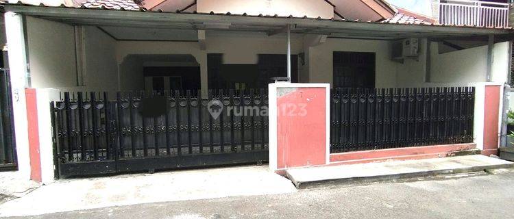 Rumah Nyaman Depan Taman Di Tebet 1