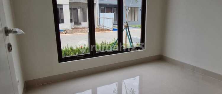 Beautiful ready-to-occupy house in Paramount Petals Cikupa Tangerang 1