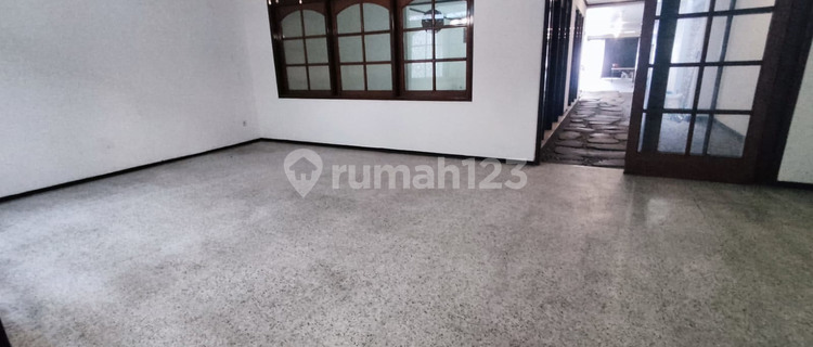Prime Location Sewa Rumah Terawat 2,5 Lantai di Jalan Sunda 1
