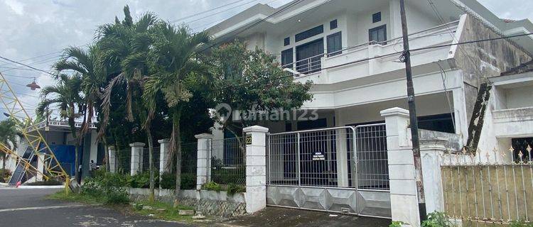 BU RUMAH BESAR HOOK DUA LANTAI TENGAH KOTA AREA RAYA TIDAR KLOJEN KOTA MALANG 1