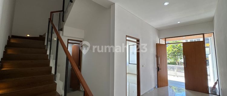 New Lux House Located in the Mekar Wangi Complex 1