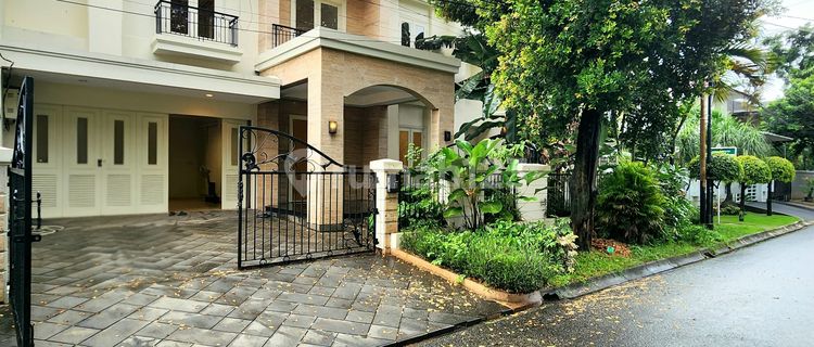 Luxury 2-Story Ready-to-Occupy House in a Complex in Pondok Indahrow, Wide Street in Front of Park, Lush and Serene Environment with 24-Hour Security 1