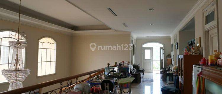 Dijual Rumah di Kuningan, Model Classic Lokasi Premium  1