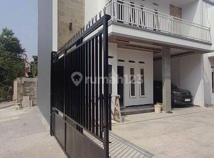 Rumah 2 Lantai Area Dekat Halte Busway Jakarta 1