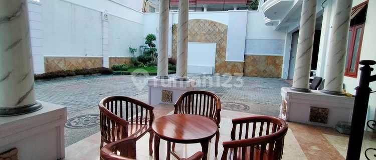 Rumah Raya Darmo Pusat Kota Surabaya Siap Pakai Ada 8 Unit AC dan Perabotan. 1