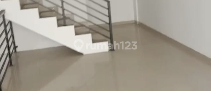 Rare 4-Storey Shop House in a Strategic Location on Salemba Main Road, Central Jakarta 1