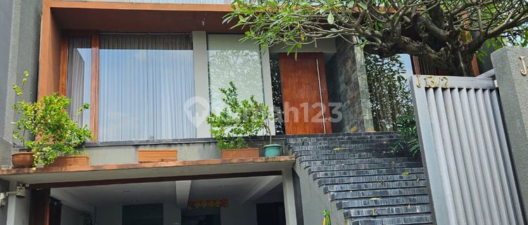 Ready-to-Live House, 3 Floors, Beautiful, Super Luxurious, 1000 Sqm, in Puri Indah, West Jakarta 1