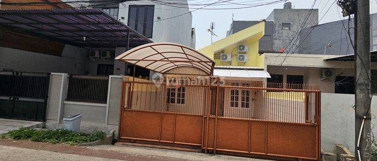 Disewakan Rumah Minimalis 188m2 Green Garden Rapi Terawat 1