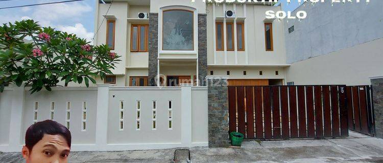 Town House 2lt Luxury Tengah Kota Surakarta 1