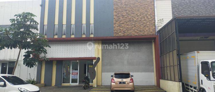 Gudang dekat gerbang toll  1