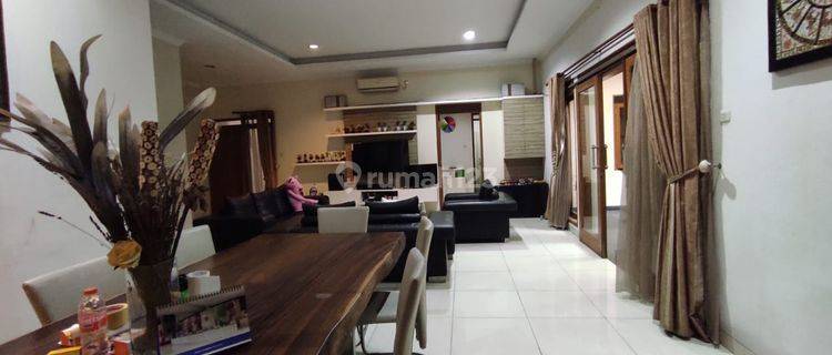 Disewakan Rumah Ruang Usaha Strategis di Sayap Riau Bandung  1