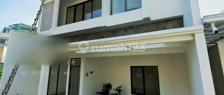 Rumah 2 Lantai Hook 5 Menit Dari Gerbang Tol Manyaran  1