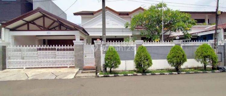 Rumah gede plus swimming pool dan taman  1