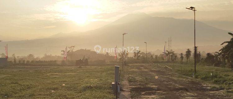 Pemandangan Pegunungan Yang Indah di Kavling Dengan Suasana Alami

 1