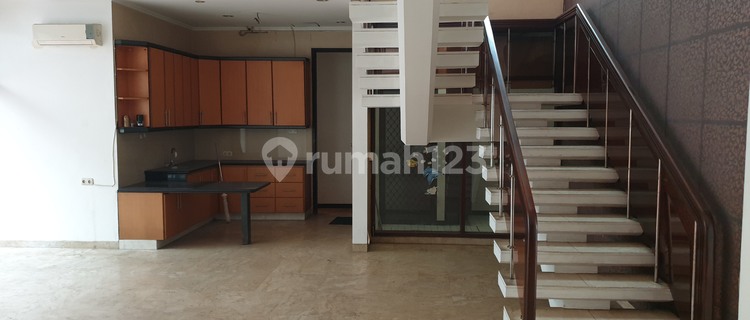 Rumah Siap Huni Ukuran Besar Lokasi Strategis Semi Furnished 1
