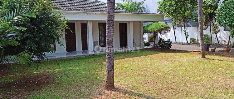 Dijual Rumah Luas di Jl Raya Kebon Jeruk 1