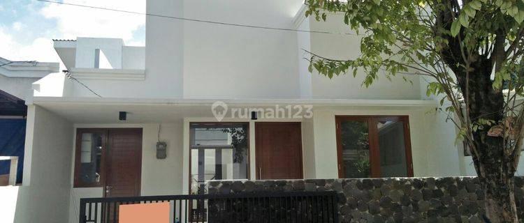 Rumah cantik mungil siap huni dalam komplex yang aman nyaman 5 menit ke MRBJ 1