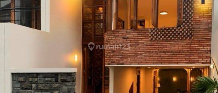 Rumah 3 Lantai Semi Furnished di Dekat Monas Menteng 1