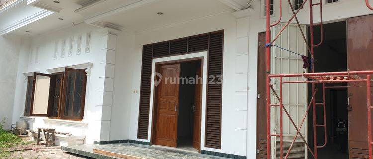 Dijual Rumah Mewah Tingkat 2,5 Lantai Siap Pakai Daerah Manyaran, Semarang 1