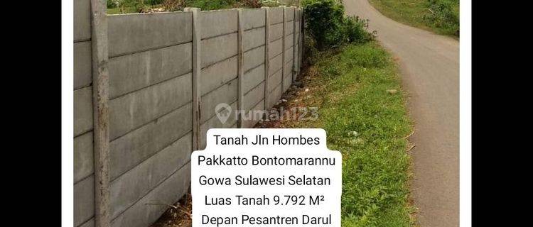 Tanah Jln Hombes Pakkatto Bontomarannu
Gowa Sulawesi Selatan 
Luas Tanah 9.792 M² 
Depan Pesantren Darul Ulum Dekat Mayora dan Garuda Food dan Fak Teknik UNHAS
Cocok Perumahan 
Cocok Gudang 
 1