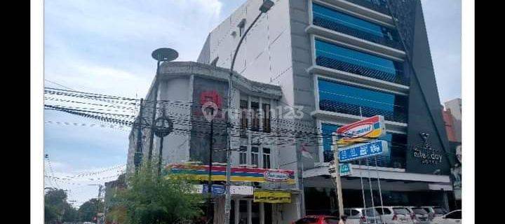 Gedung  Dipajaya 
jln. Lanto Dg Pasewang Makassar Sulawesi Selatan 
lengkap Franchise Indomaret
luas Tanah 270 M²
luas Bangunan 530 M² 
3 Lantai  1