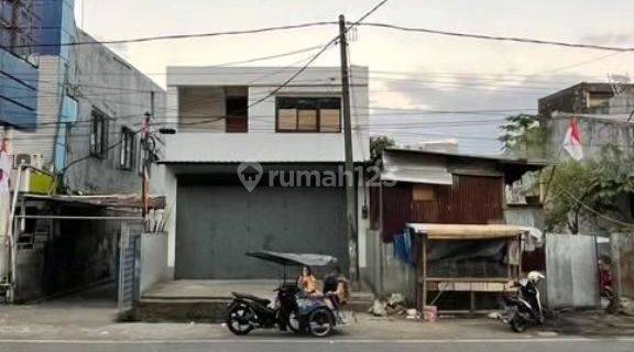 Dijual Ruko & Rumah, Jl. Veteran Selatan Makassar*

luas Tanah 6 X 28 M
luas Bangunan 6 X 25 M
2 Lantai
kamar Tidur 3
kamar Mandi 3
listrik 2200 Watt
shm
air Pdam & Sumur Bor 

*besar Belakang 7 & 8 M²*
 1