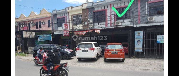 Ruko Jln monumen Emmy Saelan Poros 
2 Lantai
Luas Tanah 95 m2
Luas Bangunan : 160 
Kamar Tidur: 2
Kamar Mandi: 2
Ada room set dan kitchen set
Listrik (watt) : 2200 PDAM *SHM* (dijamin kan /tidak) :  READY 
Roling jLN panjang sktr 10 - 12 MTR ke Depan
Rp.  1