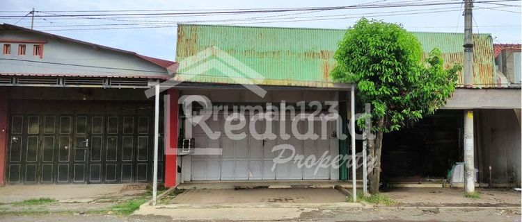 Shop house on Mayjen Sutoyo, Wiradesa (Me 7949) 1