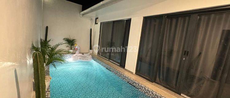 For Sale Villa Uluwatu Strategis Full Furnished Posisi Hook Lokasi Sawangan Residents (masuk Dari Jalan Depan Mulia Resort) 

jumlah Lantai : 1
luas Tanah : 101m2
luas Bangunan : 75m2
kamar Tidur : 2
kamar Mandi : 2
dapur : Ada 
ruang Tamu : Ada 
air : Pd 1