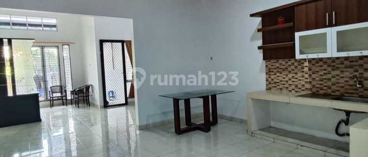 Disewakan Rumah Siap Huni Ifolia Semi Furnished Posisi Strategis Dekat Taman Utama, Hadap Timur-Utara. 1