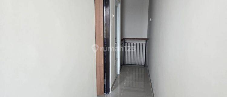 Rumah 3 Lantai Bagus Unfurnished SHM di Taman Ratu , Jakarta Barat 1