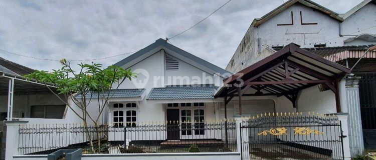 Sewa Rumah Besar Tengah Kota Jember. Cocok Untuk Kantor Atau Hunian 1