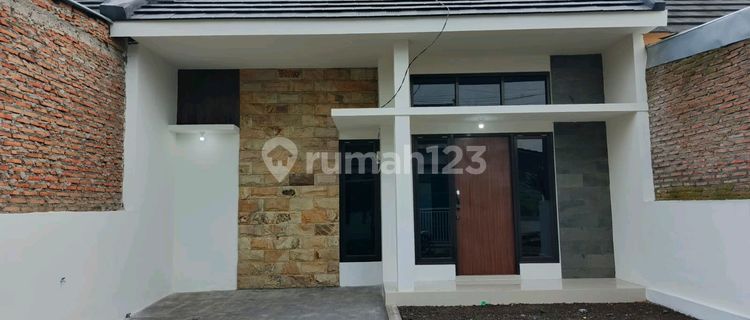 Rumah Baru Siap Huni Dekat Alun Alun Jember. Harga Nego Sampai Deal 1
