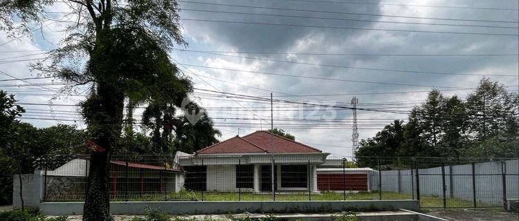 Spacious House for Rent in a Strategic Location by the Road. Suitable for a Cafe or Distributor Office. 1