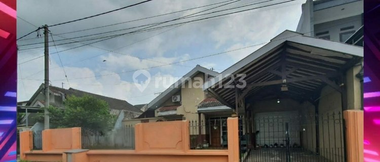 Sewa Rumah Luas Tengah Kota Jember. Cocok untuk Kantor atau Hunian. Siap Huni 1
