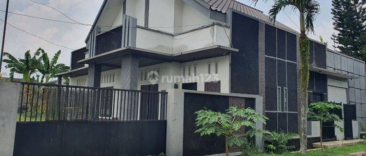 Sewa Rumah Halaman Luas Tengah Kota Jember Cocok Untuk Kantor Atau Gudang Distributor 1